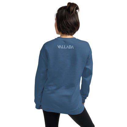 Diese Wanderfreundin trägt ein indigofarbenes Sweatshirt aus der Säntis-Collection von Vallada. Sie steht mit dem Rücken zur Kamera, so dass wir das Vallada-Logo sehen.
