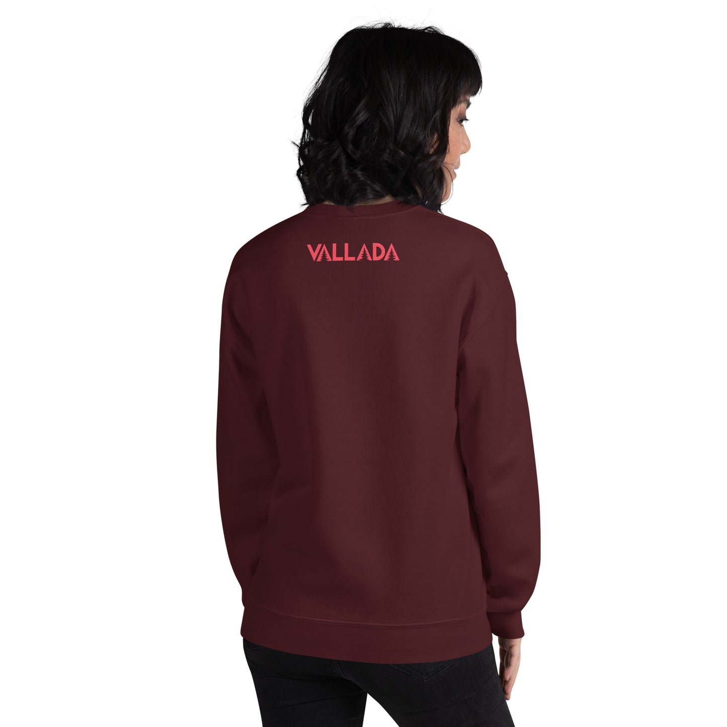 Diese Wanderfreundin trägt ein kastanienbraunes Sweatshirt aus der Säntis-Collection von Vallada. Sie steht mit dem Rücken zur Kamera, so dass wir das Vallada-Logo sehen.