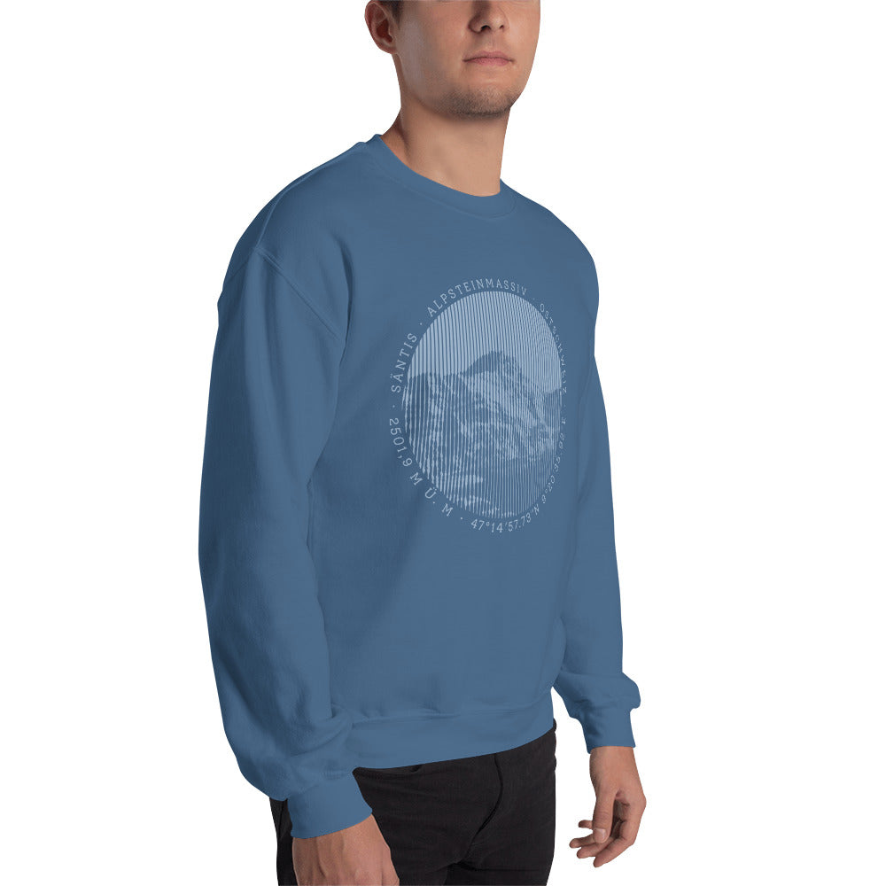 Modell von schräg vorne mit indigoblauem Sweatshirt mit der Abbildung des markanten Säntis-Gipfels.