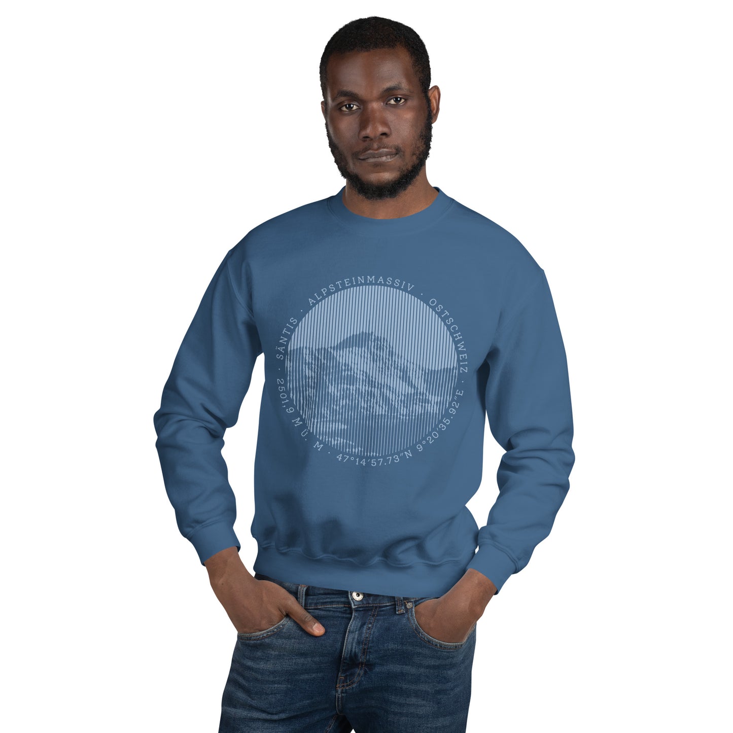 Junger Mann mit Sweatshirt in Indigo mit Säntis.