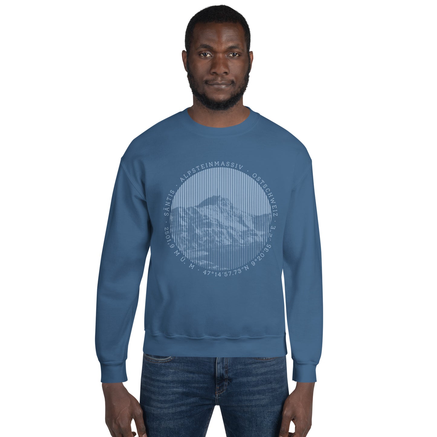 Junger Mann mit Sweatshirt in Indigoblau mit Säntis.
