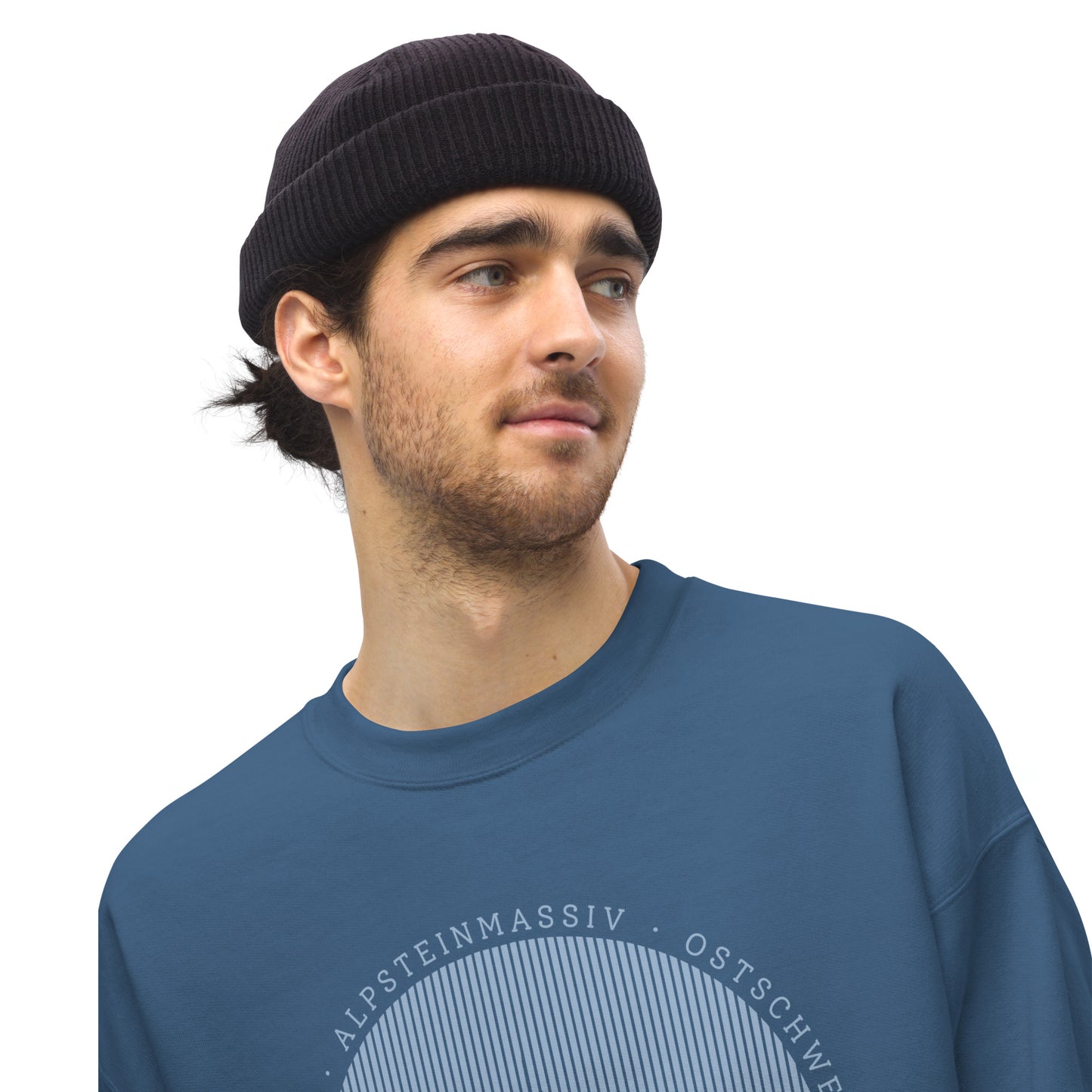 Mann mit Dreitagebart trägt das indigoblaue Sweatshirt von Vallada mit Säntis.