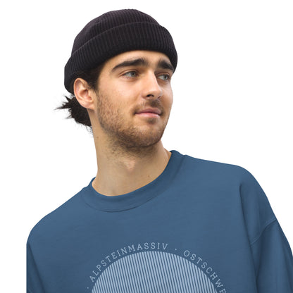 Mann mit Dreitagebart trägt das indigoblaue Sweatshirt von Vallada mit Säntis.