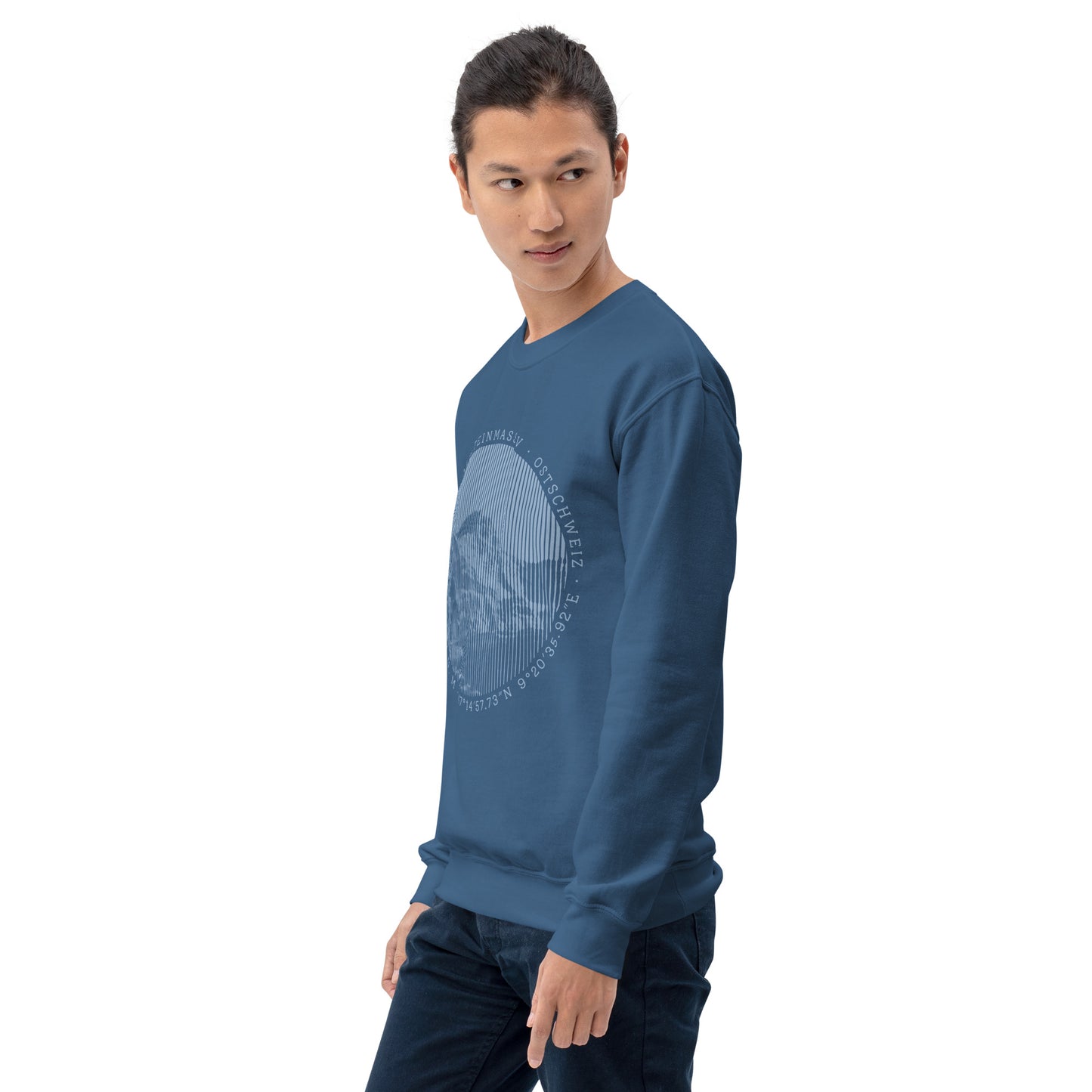 Modell mit asiatischem Aussehen führt uns das indigoblaue Säntis-Sweatshirt von Vallada vor.