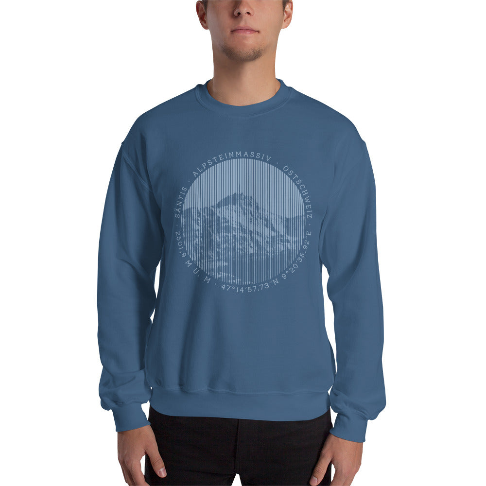 Indigoblaues Sweatshirt mit Säntis getragen von einem  jungen, bergbegeisterten Mann.