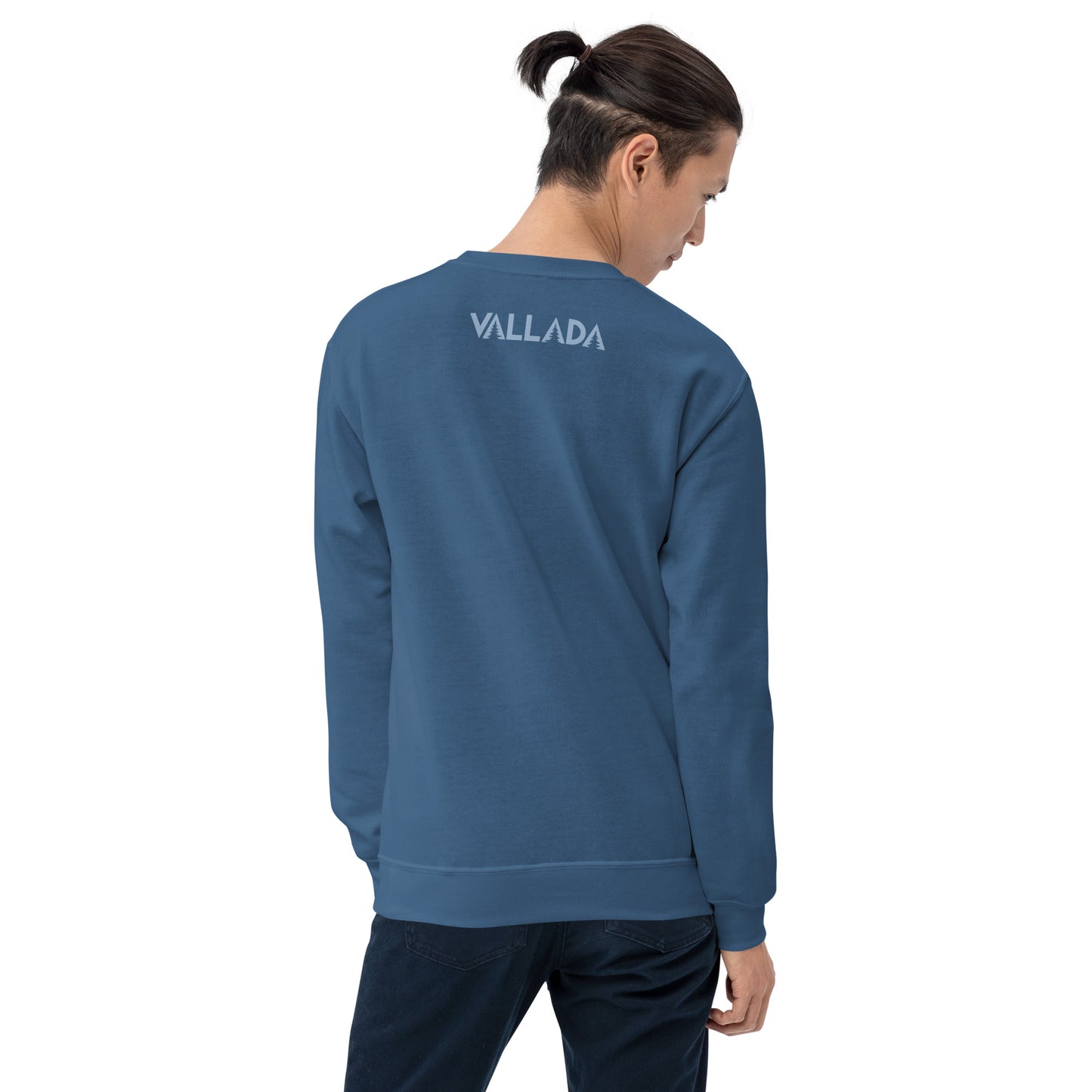 Rückenansicht eines Modells mit indigofarbenem Säntis-Sweatshirt von Vallada.