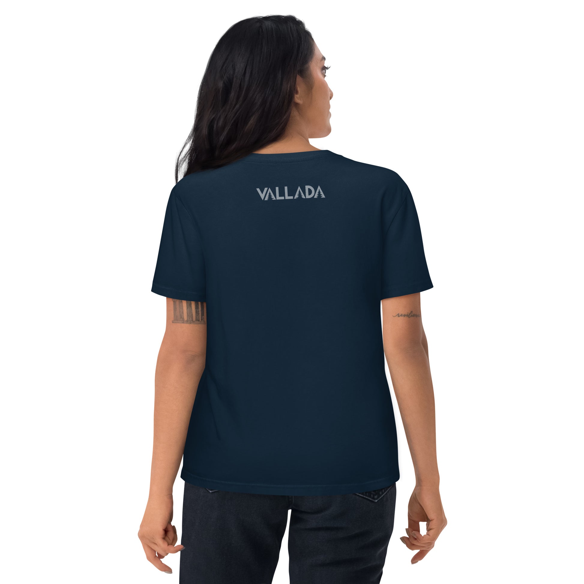 Diese Wanderfreundin trägt ein navyblaues Damen T-Shirt aus der Säntis-Collection von Vallada. Sie steht mit dem Rücken zur Kamera, so dass wir das Vallada-Logo sehen.