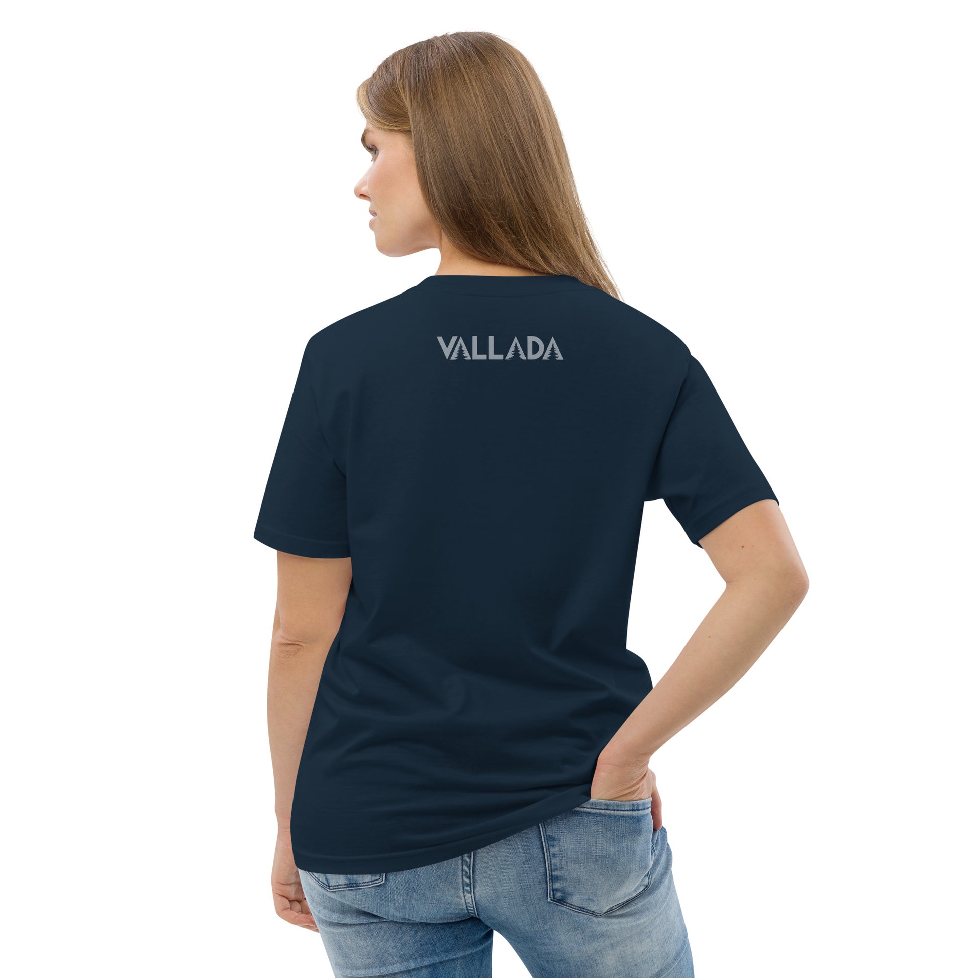 Diese Wanderfreundin trägt ein navyblaues Damen T-Shirt aus der Säntis-Collection von Vallada. Sie steht mit dem Rücken zur Kamera, so dass wir das Vallada-Logo sehen.