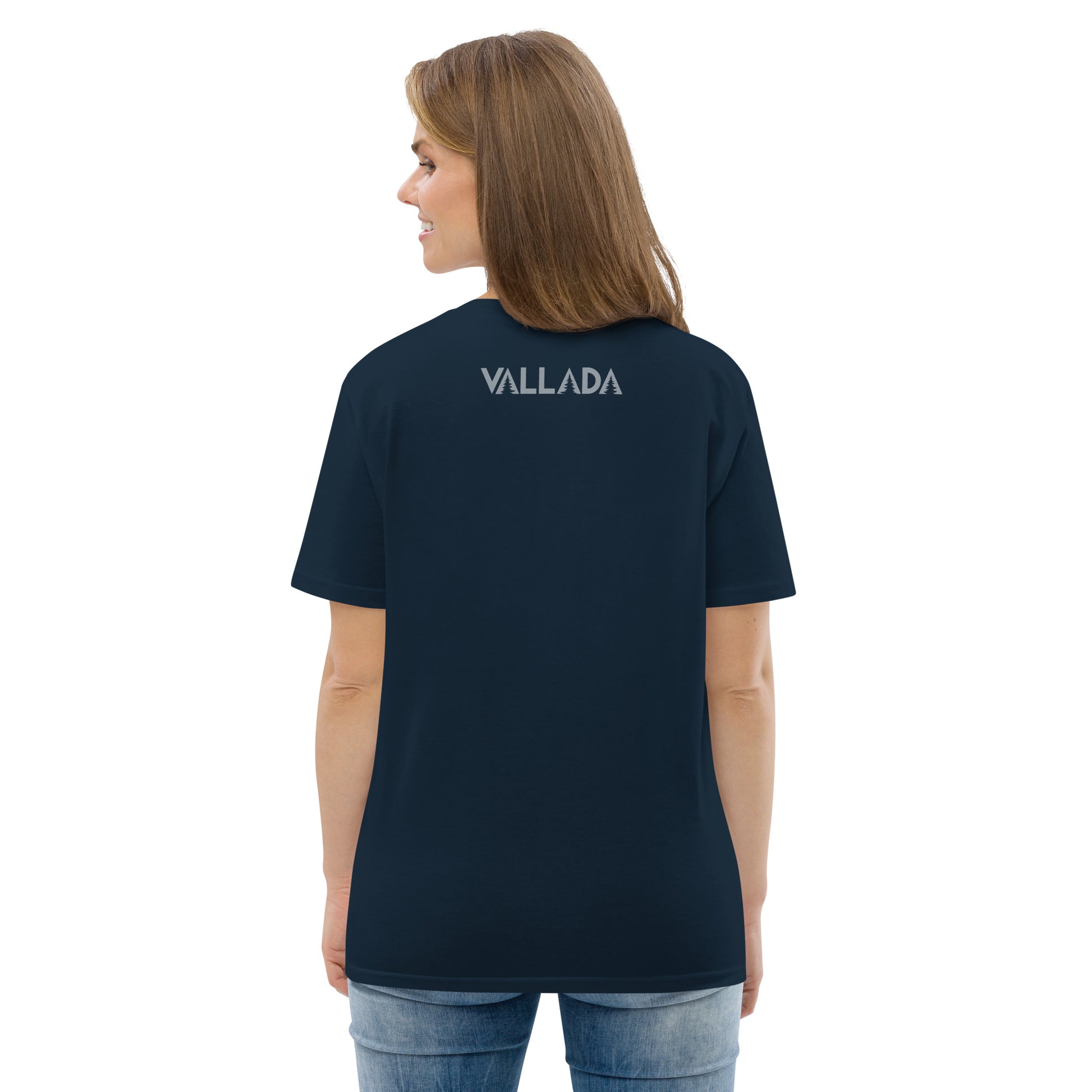 Diese Wanderfreundin trägt ein navyblaues Damen T-Shirt aus der Säntis-Collection von Vallada. Sie steht mit dem Rücken zur Kamera, so dass wir das Vallada-Logo sehen.