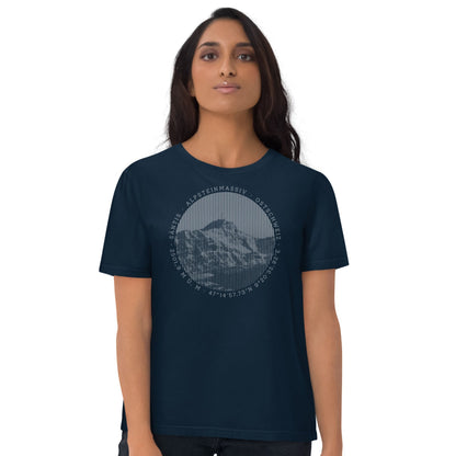 Diese Bergfreundin trägt ein navyblaues Damen T-Shirt von Vallada mit einem Aufdruck des Säntis-Gipfels. Damit drückt sie ihre Liebe zu den Alpen und den Appenzeller Alpen im Besonderen aus.