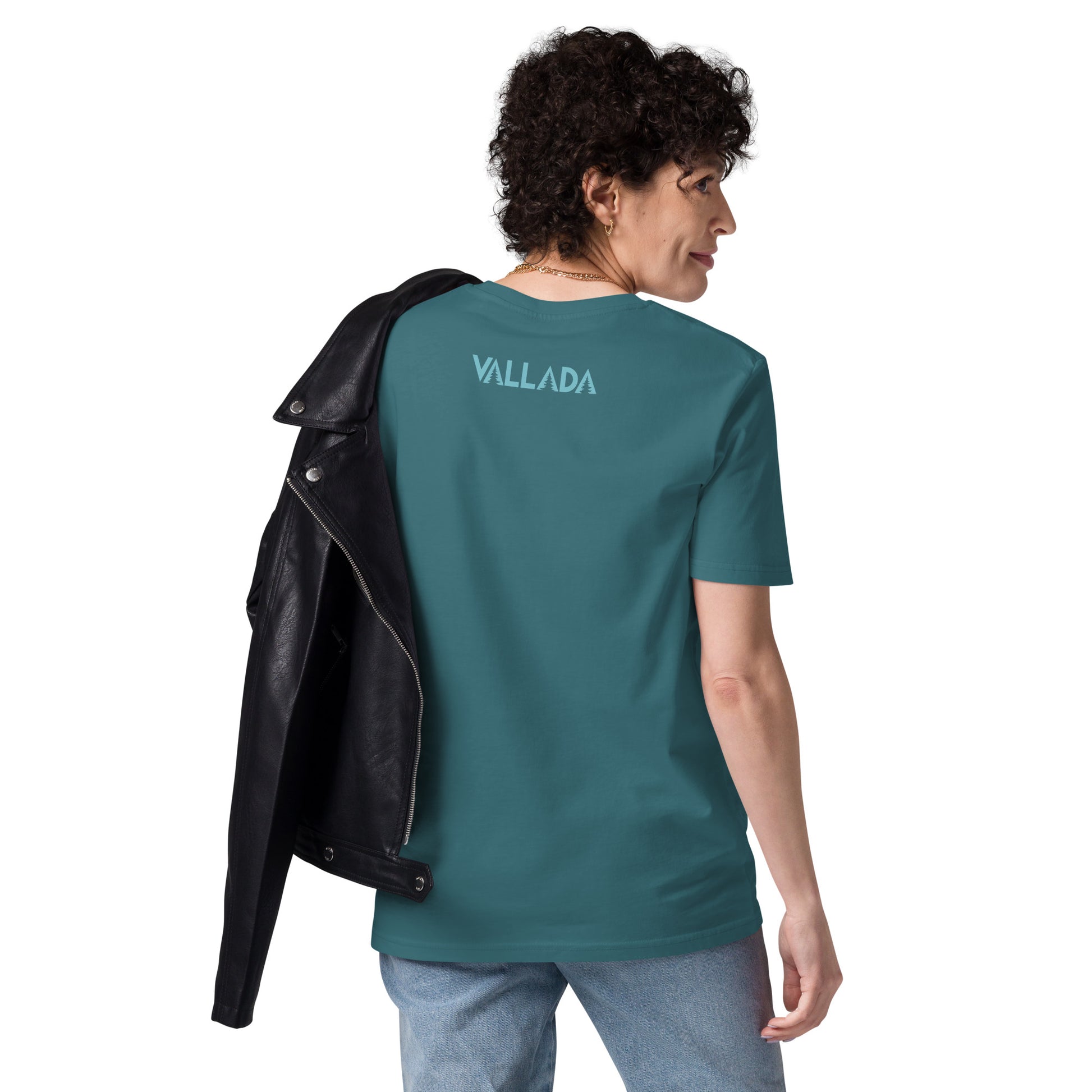 Dieses Modell trägt Damen T-Shirt in der Farbe Stargazer aus der Säntis-Collection von Vallada. Sie steht mit dem Rücken zur Kamera, so dass wir das Vallada-Logo sehen.
