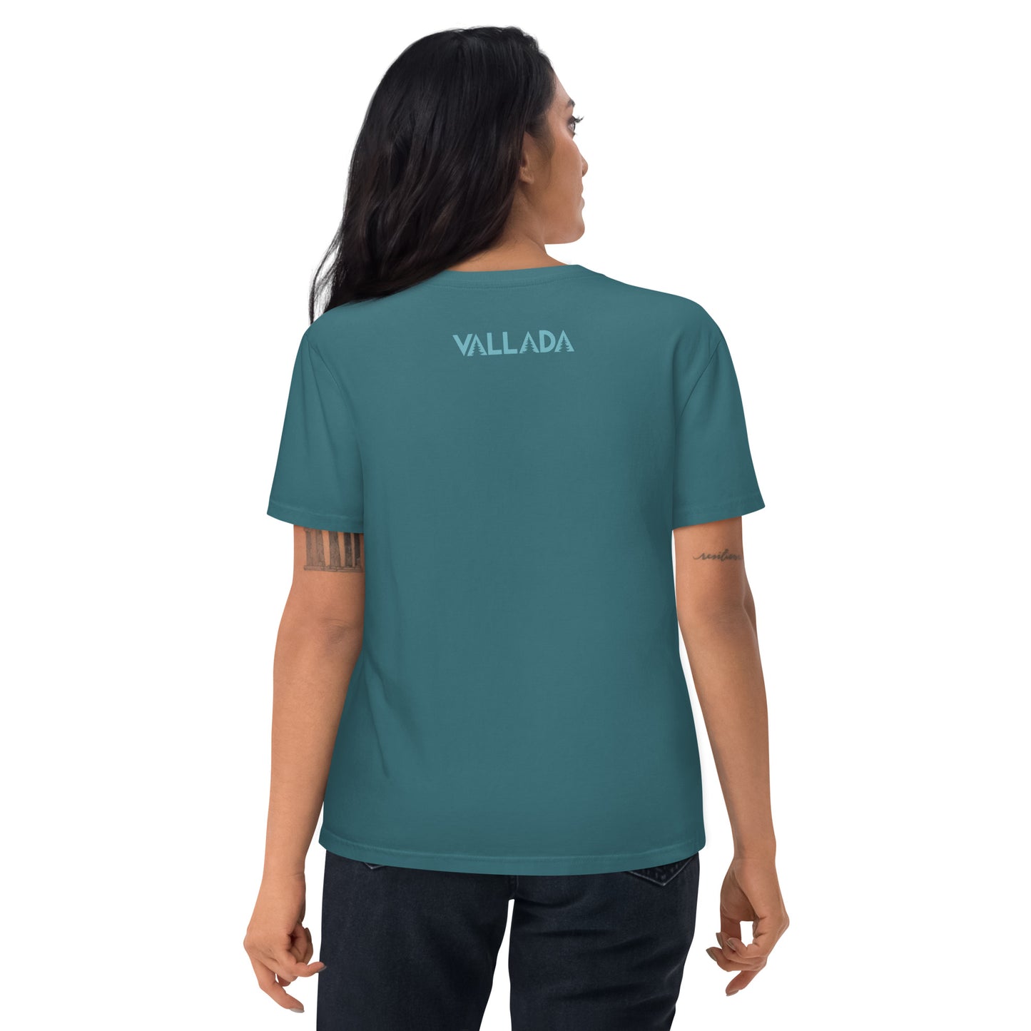 Diese Wanderfreundin trägt Damen T-Shirt in der Farbe Stargazer aus der Säntis-Collection von Vallada. Sie steht mit dem Rücken zur Kamera, so dass wir das Vallada-Logo sehen.