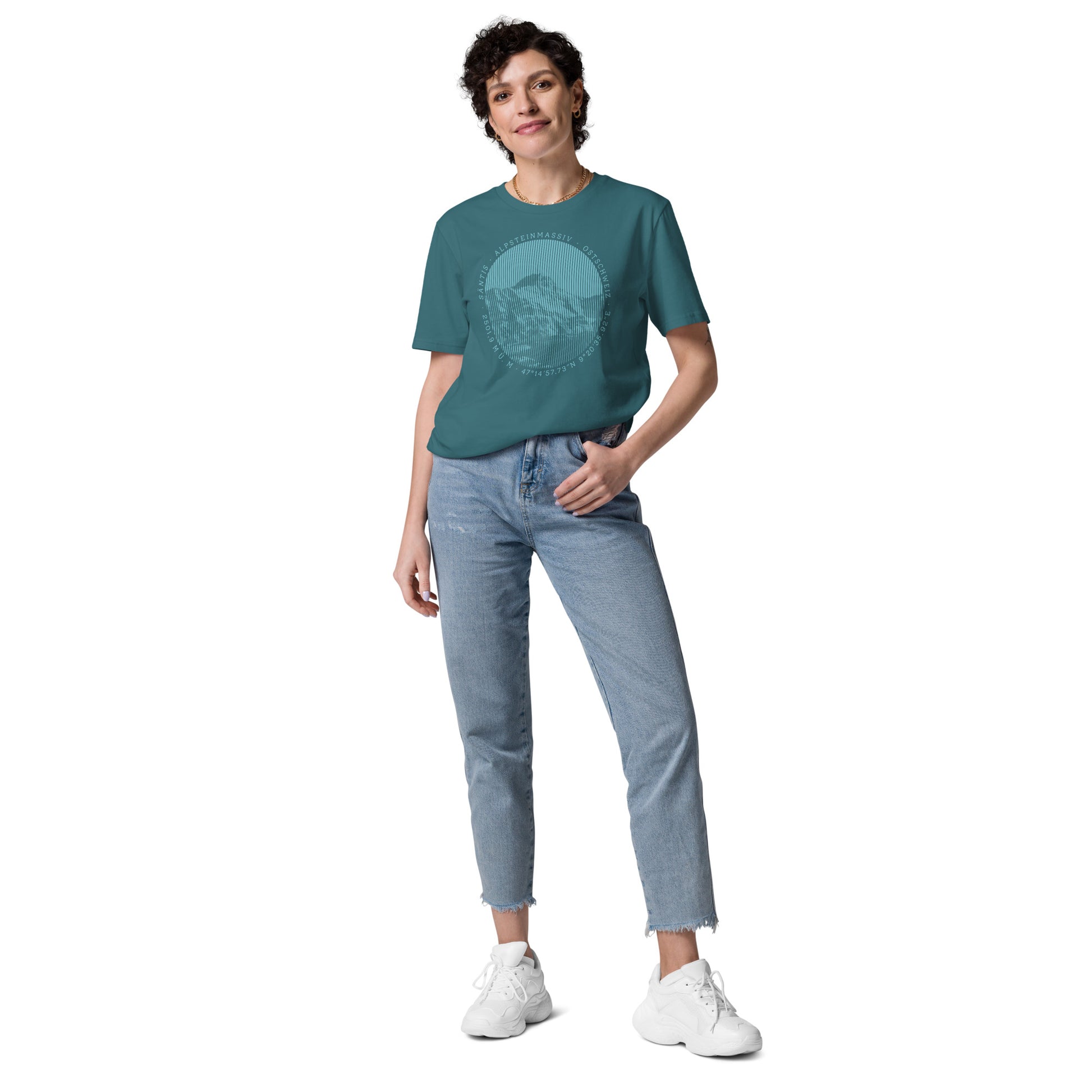 Diese Bergfreundin trägt ein Damen T-Shirt von Vallada in der Farbe Stargazer aus ökologischer Baumwolle mit einem Aufdruck des Säntis-Gipfels. Damit drückt sie ihre Liebe zu den Alpen und dem Alpstein-Gebirge im Besonderen aus.