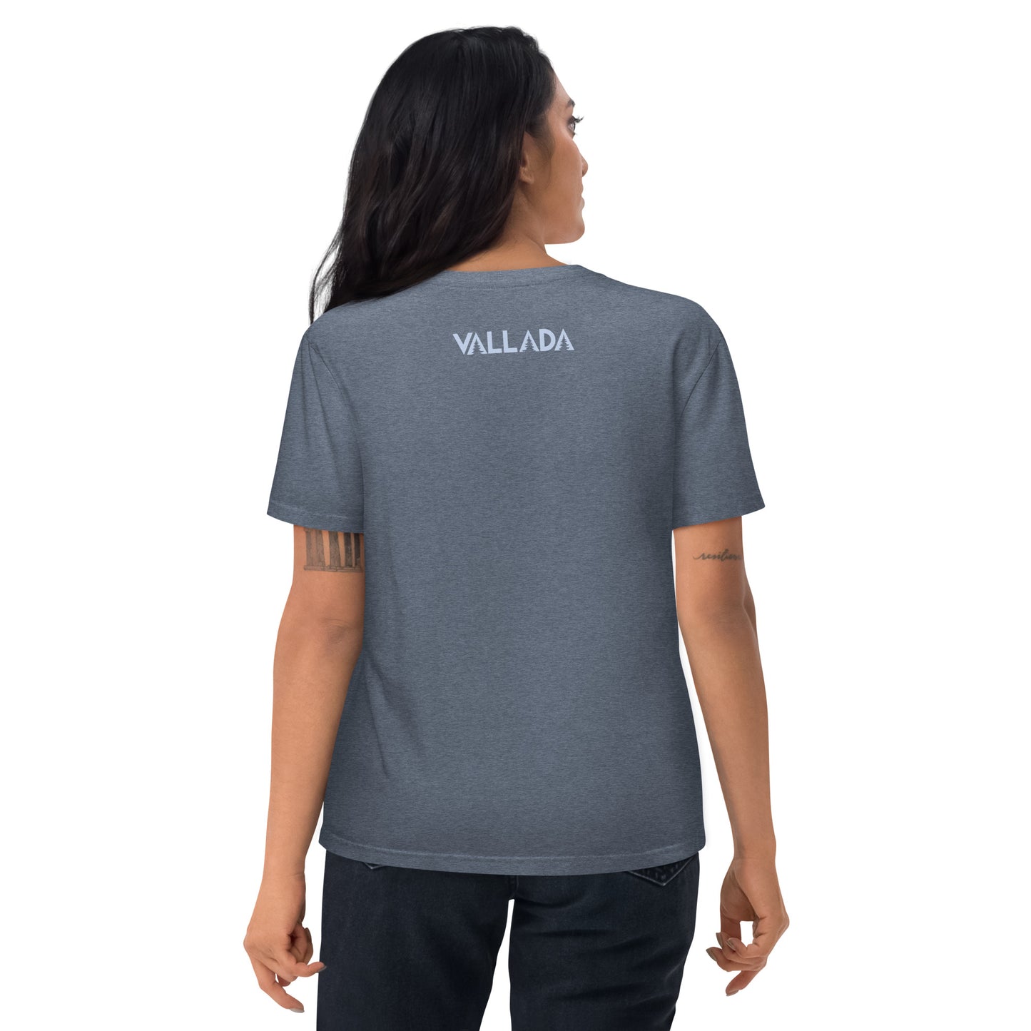 Diese Wanderfreundin trägt ein dunkelblau meliertes Damen T-Shirt aus der Säntis-Collection von Vallada. Sie steht mit dem Rücken zur Kamera, so dass wir das Vallada-Logo sehen.