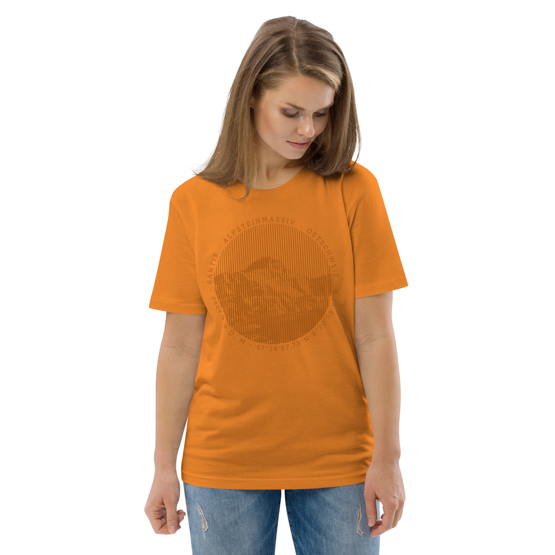 Diese Bergfreundin trägt ein oranges Damen T-Shirt aus Bio-Baumwolle von Vallada mit einem Aufdruck des Säntis-Gipfels. Damit drückt sie ihre Liebe zu den Alpen und den Appenzeller Alpen im Besonderen aus.
