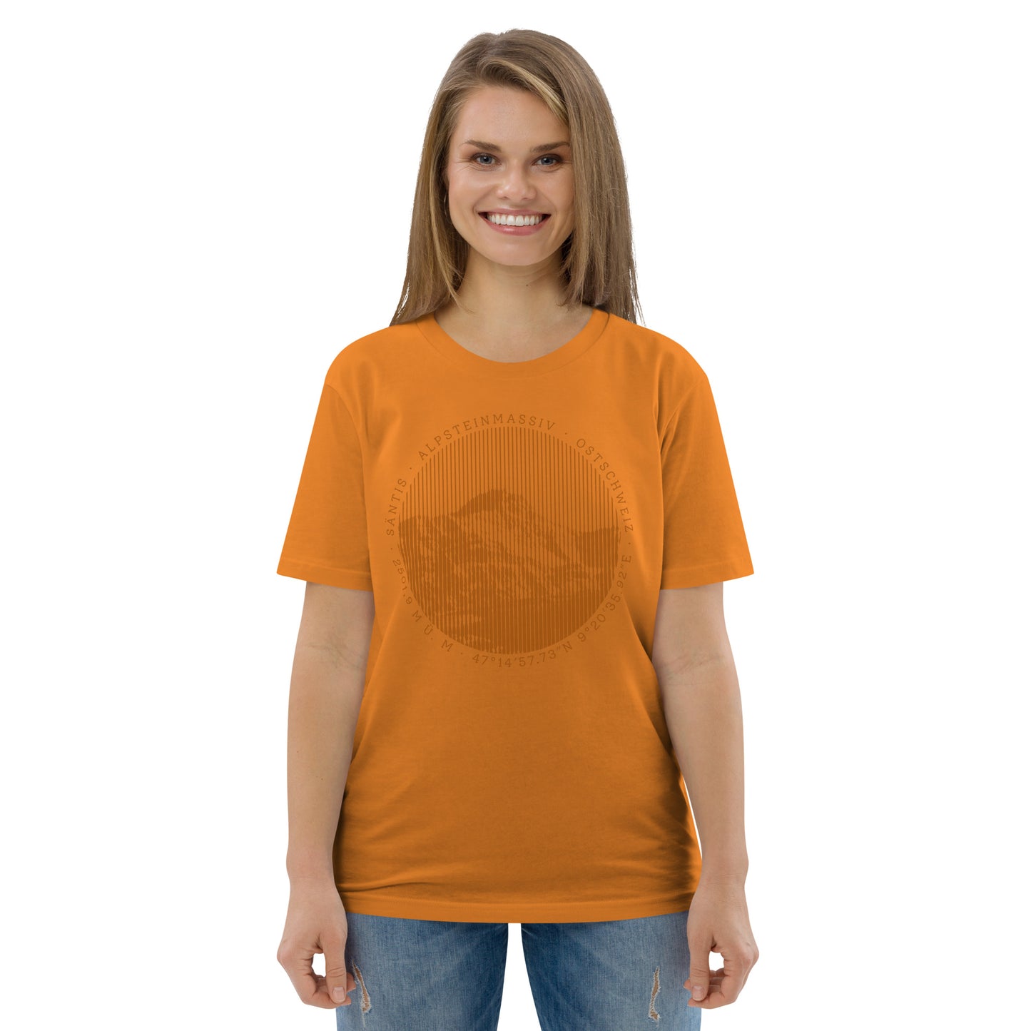 Diese Bergbegeisterte trägt ein oranges Damen T-Shirt von Vallada mit einem Aufdruck des Säntis-Gipfels. Dieses T-Shirt ist ein Statement für ihren Enthusiasmus für diesen Berg in den Appenzeller Alpen.