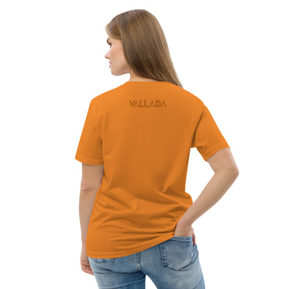 Diese Wanderfreundin trägt ein oranges Damen T-Shirt aus der Säntis-Collection von Vallada. Sie steht mit dem Rücken zur Kamera, so dass wir das Vallada-Logo sehen.