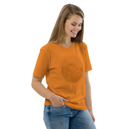 Diese Naturfreundin trägt ein oranges Damen T-Shirt von Vallada aus ökologischer Baumwolle mit einem Aufdruck des Säntis-Gipfels. Damit drückt sie ihre Liebe zu den Alpen und den Appenzeller Alpen im Besonderen aus.