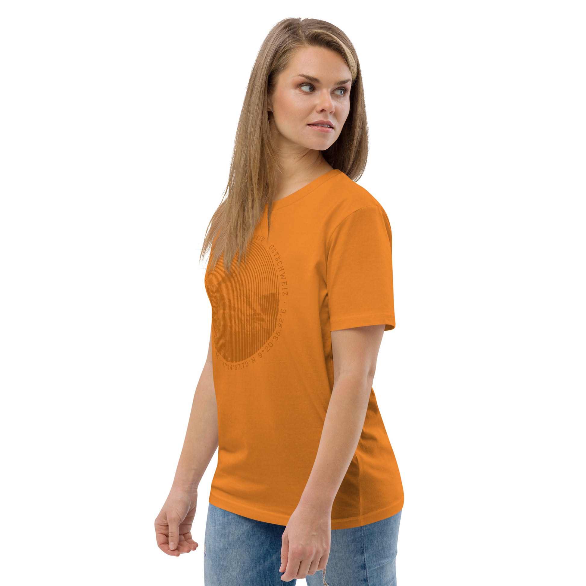 Diese Bergfreundin trägt ein oranges Damen T-Shirt von Vallada aus ökologischer Baumwolle mit einem Aufdruck des Säntis-Gipfels. Damit drückt sie ihre Liebe zu den Alpen und dem Alpstein-Gebirge im Besonderen aus.