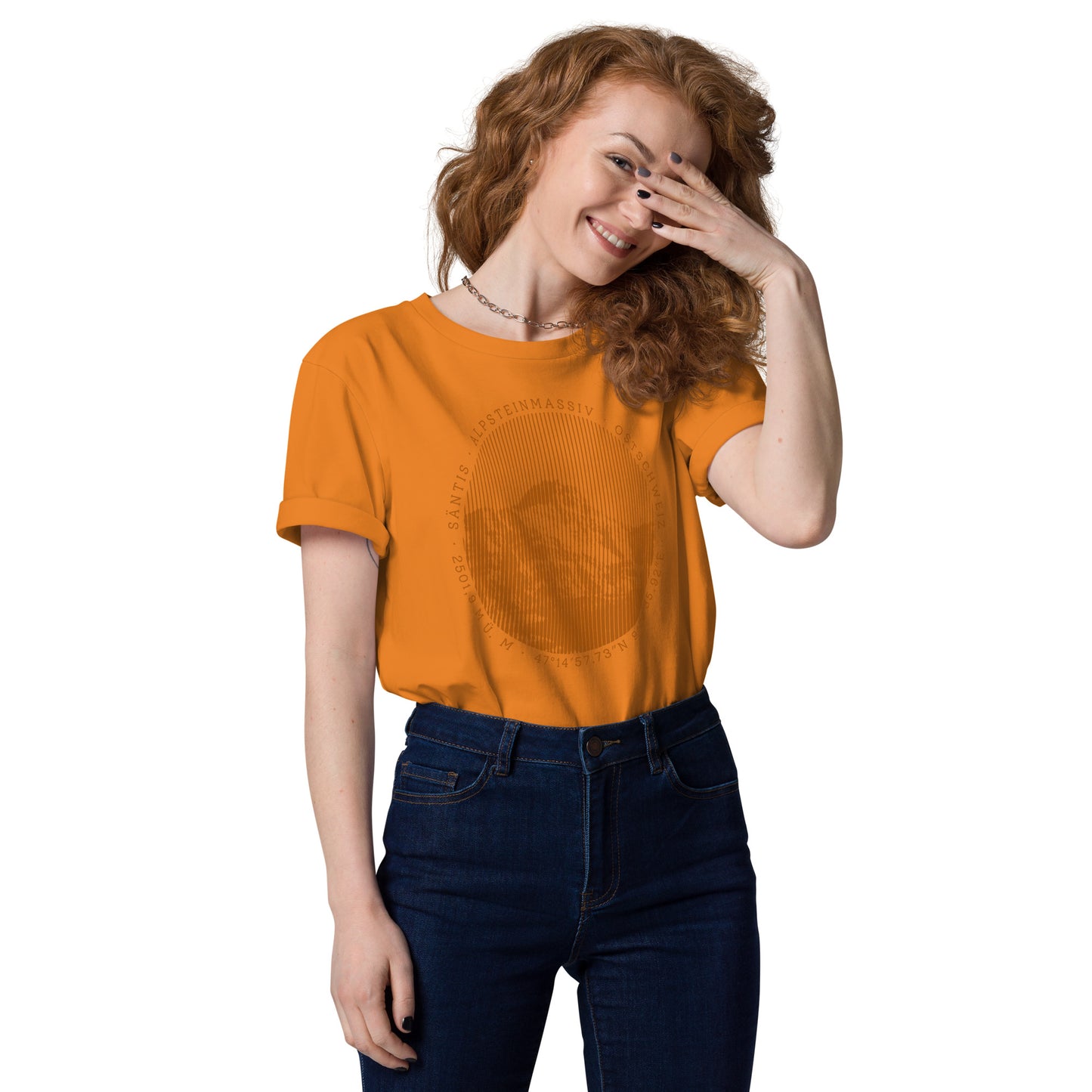 Diese Naturfreundin trägt ein oranges Damen T-Shirt von Vallada mit einem Aufdruck des Säntis-Gipfels. Dieses T-Shirt aus Bio-Baumwolle ist ein Ausdruck ihres Enthusiasmus für die Region des Alpsteins.