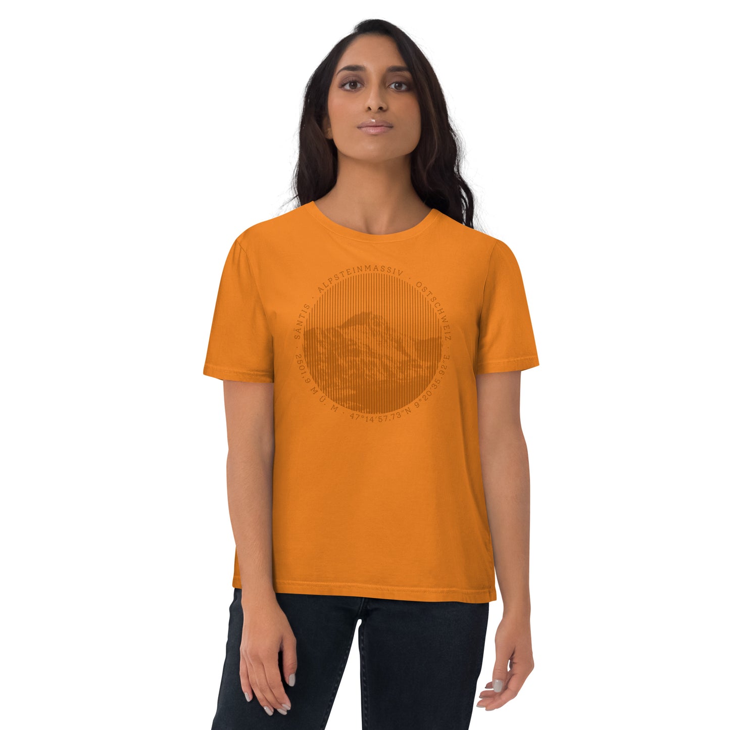 Diese Bergfreundin trägt ein oranges Damen T-Shirt aus Bio-Baumwolle von Vallada mit einem Aufdruck des Säntis-Gipfels. Damit drückt sie ihre Liebe zu den Alpen und den Appenzeller Alpen im Besonderen aus.