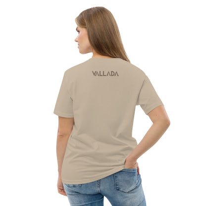 Diese Wanderfreundin trägt ein beige Damen T-Shirt aus der Säntis-Collection von Vallada. Sie steht mit dem Rücken zur Kamera, so dass wir das Vallada-Logo sehen.