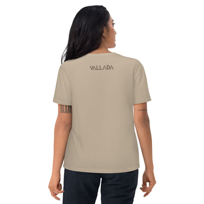 Diese Wanderfreundin trägt ein beige Damen T-Shirt aus der Säntis-Collection von Vallada. Sie steht mit dem Rücken zur Kamera, so dass wir das Vallada-Logo sehen.