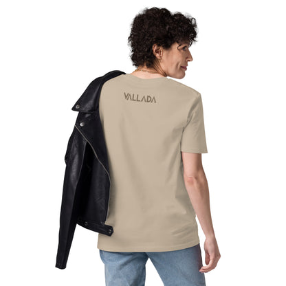 Sie trägt ein beige Damen T-Shirt aus der Säntis-Collection von Vallada. Sie steht mit dem Rücken zur Kamera, so dass wir das Vallada-Logo sehen.