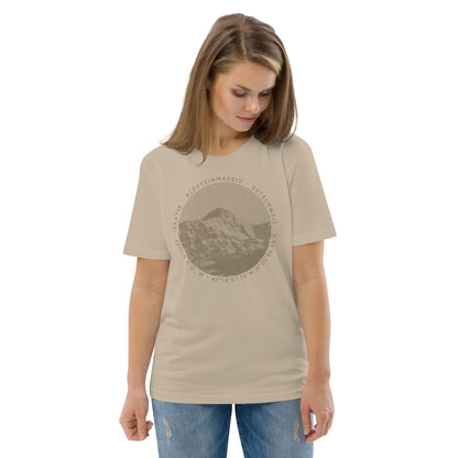 Diese Naturfreundin trägt ein beiges Damen T-Shirt von Vallada aus ökologischer Baumwolle mit einem Aufdruck des Säntis-Gipfels. Damit drückt sie ihre Liebe zu den Alpen und den Appenzeller Alpen im Besonderen aus.