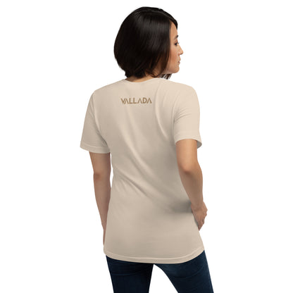 Diese Wanderfreundin trägt ein crèmefarbenes Damen T-Shirt aus der Säntis-Collection von Vallada. Sie steht mit dem Rücken zur Kamera, so dass wir das Vallada-Logo sehen.