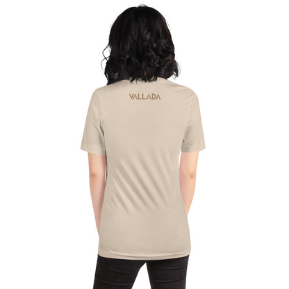 Diese Wanderfreundin trägt ein crèmefarbenes Damen T-Shirt aus der Säntis-Collection von Vallada. Sie steht mit dem Rücken zur Kamera, so dass wir das Vallada-Logo sehen.