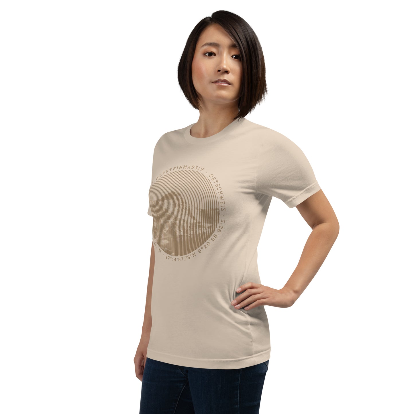 Diese Naturfreundin trägt ein crèmefarbenes Damen T-Shirt von Vallada mit einem Aufdruck des Säntis-Gipfels. Dieses T-Shirt ist ein Ausdruck ihres Enthusiasmus für die Region des Alpsteins.