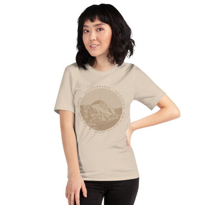 Diese Bergenthusiastin trägt ein crèmefarbenes Damen T-Shirt aus der Säntis-Collection von Vallada mit einem Säntis-Print. Das erinnert sie bei jedem Tragen an ihre Bergtouren in dieser einmaligen Bergwelt mit seiner grandiosen Natur und die schöne Zeit mit den Freunden.