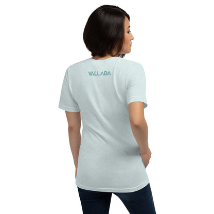 Diese Wanderfreundin trägt ein hellblaues Damen T-Shirt aus der Säntis-Collection von Vallada. Sie steht mit dem Rücken zur Kamera, so dass wir das Vallada-Logo sehen.