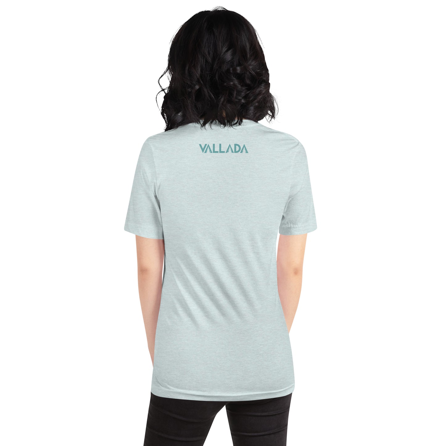 Diese Wanderfreundin trägt ein hellbblaues Damen T-Shirt aus der Säntis-Collection von Vallada. Sie steht mit dem Rücken zur Kamera, so dass wir das Vallada-Logo sehen.