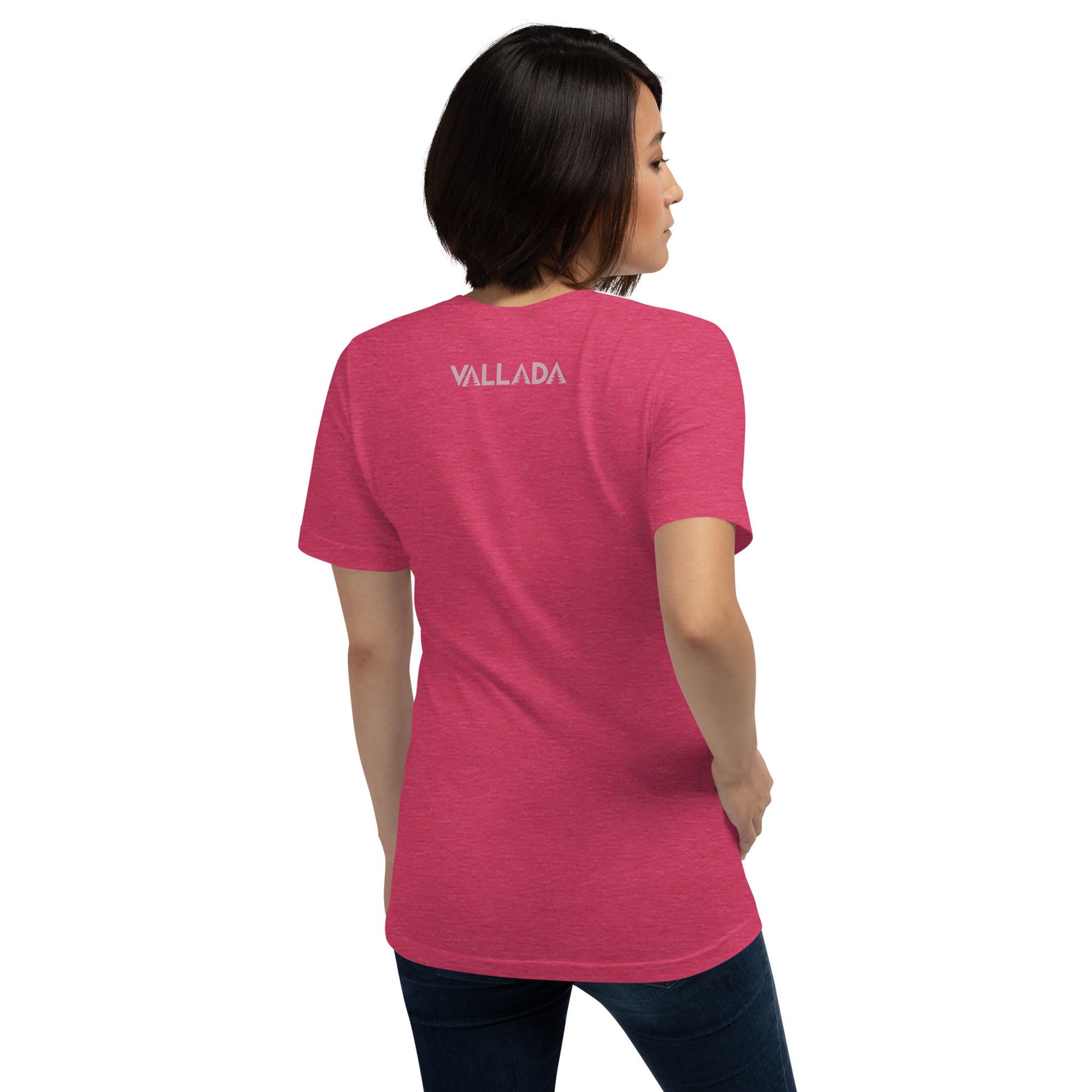 Diese Wanderfreundin trägt ein rotes Damen T-Shirt aus der Säntis-Collection von Vallada. Sie steht mit dem Rücken zur Kamera, so dass wir das Vallada-Logo sehen.