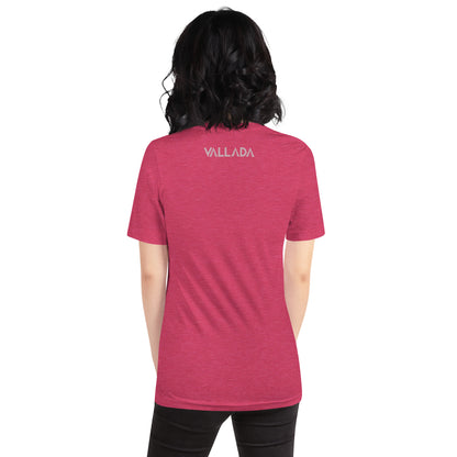 Diese Wanderfreundin trägt ein rotes Damen T-Shirt aus der Säntis-Collection von Vallada. Sie steht mit dem Rücken zur Kamera, so dass wir das Vallada-Logo sehen.