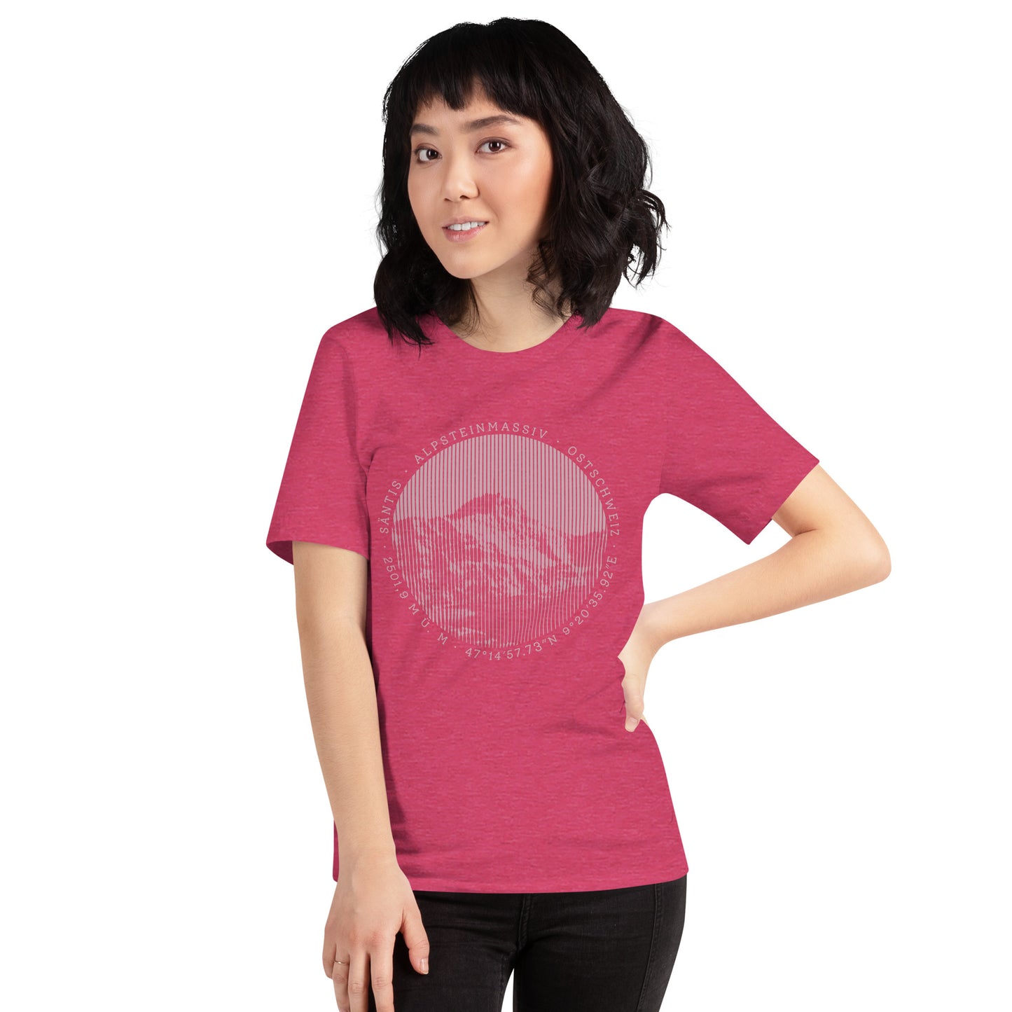 Diese Naturfreundin trägt ein rotes Damen T-Shirt von Vallada mit einem Aufdruck des Säntis-Gipfels. Dieses T-Shirt ist ein Ausdruck ihres Enthusiasmus für die Region des Alpsteins.