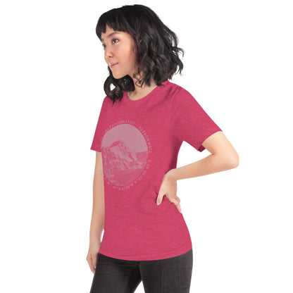 Diese Bergbegeisterte trägt ein rotes Damen T-Shirt von Vallada mit einem Aufdruck des Säntis-Gipfels. Dieses T-Shirt ist ein Statement für ihren Enthusiasmus für diesen Berg in den Appenzeller Alpen.