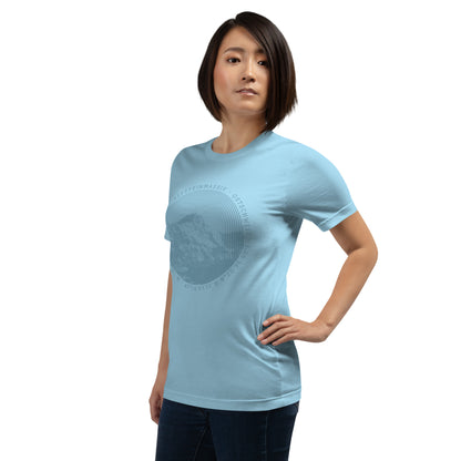 Diese Bergfreundin trägt ein hellblaues Damen T-Shirt von Vallada mit einem Aufdruck des Säntis-Gipfels. Damit drückt sie ihre Liebe zu den Alpen und dem Alpstein-Gebirge im Besonderen aus.