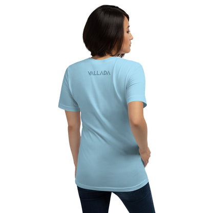 Diese Wanderfreundin trägt ein hellblaues Damen T-Shirt aus der Säntis-Collection von Vallada. Sie steht mit dem Rücken zur Kamera, so dass wir das Vallada-Logo sehen.