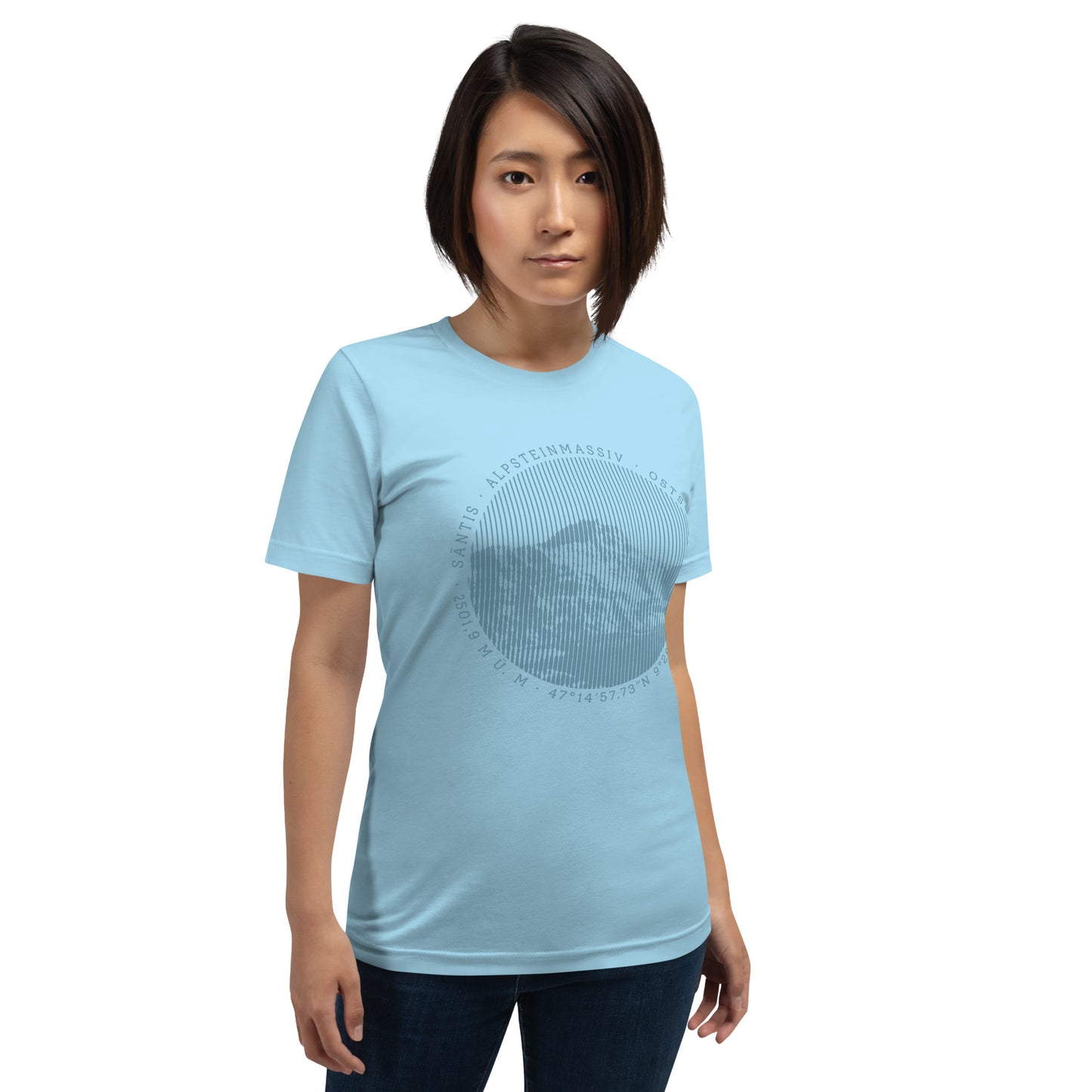 Diese Naturfreundin trägt ein hellblaues Damen T-Shirt von Vallada mit einem Aufdruck des Säntis-Gipfels. Dieses T-Shirt ist ein Ausdruck ihres Enthusiasmus für die Region des Alpsteins.