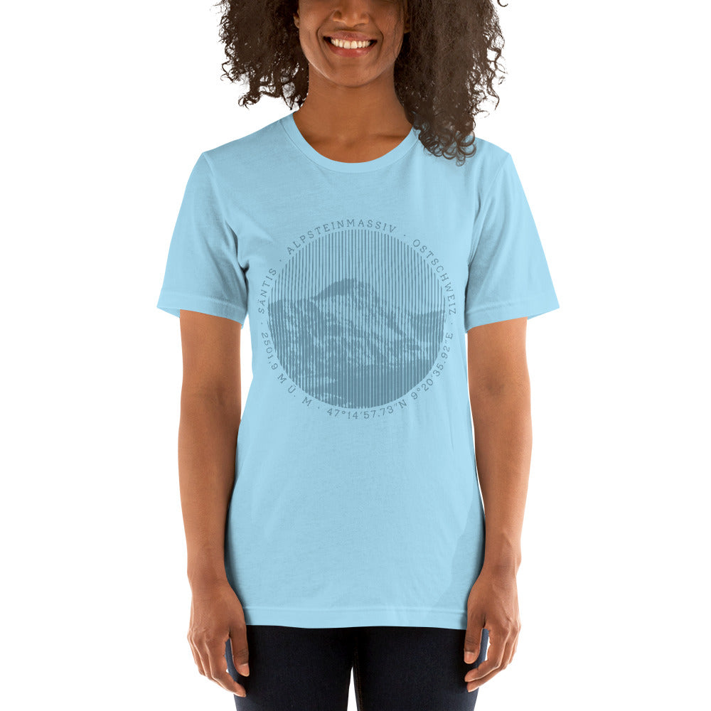 Diese Bergenthusiastin trägt ein hellblaues Damen T-Shirt aus der Säntis-Collection von Vallada mit einem Säntis-Print. Das erinnert sie bei jedem Tragen an ihre Bergtouren in dieser einmaligen Bergwelt mit seiner grandiosen Natur und die schöne Zeit mit den Freunden.