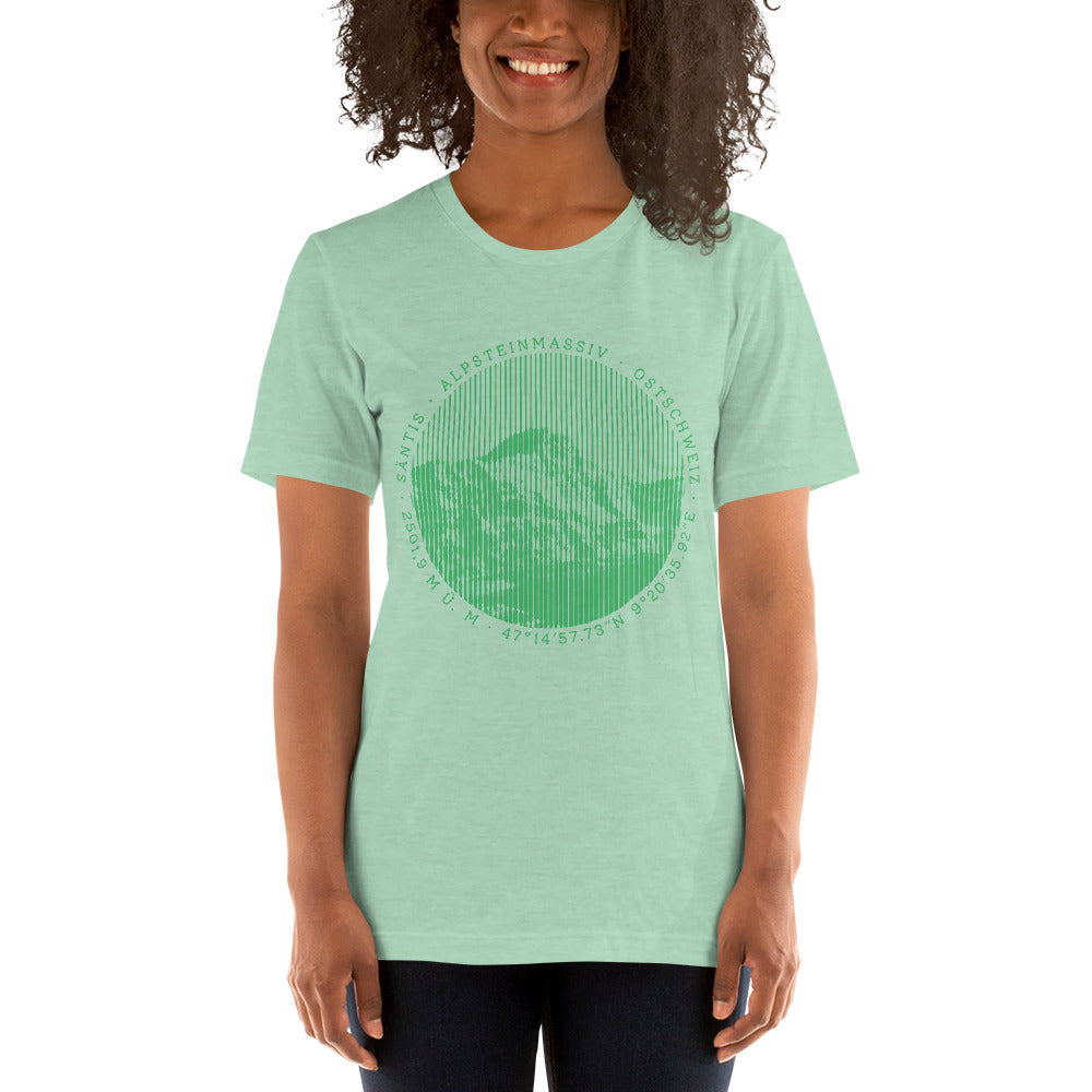 Diese Bergenthusiastin trägt ein mintgrün meliertes Damen T-Shirt aus der Säntis-Collection von Vallada mit einem Säntis-Print. Das erinnert sie bei jedem Tragen an ihre Bergtouren in dieser einmaligen Bergwelt mit seiner grandiosen Natur und die schöne Zeit mit den Freunden.
