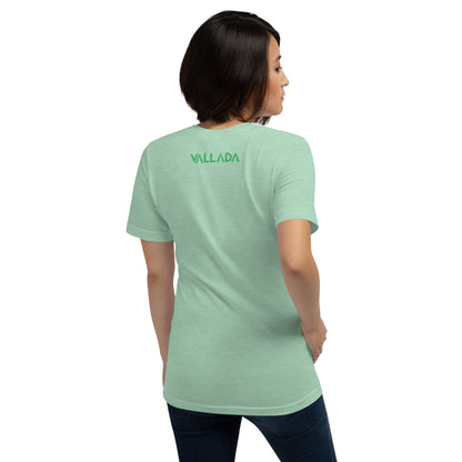 Diese Wanderfreundin trägt ein mintgrün meliertes Damen T-Shirt aus der Säntis-Collection von Vallada. Sie steht mit dem Rücken zur Kamera, so dass wir das Vallada-Logo sehen.