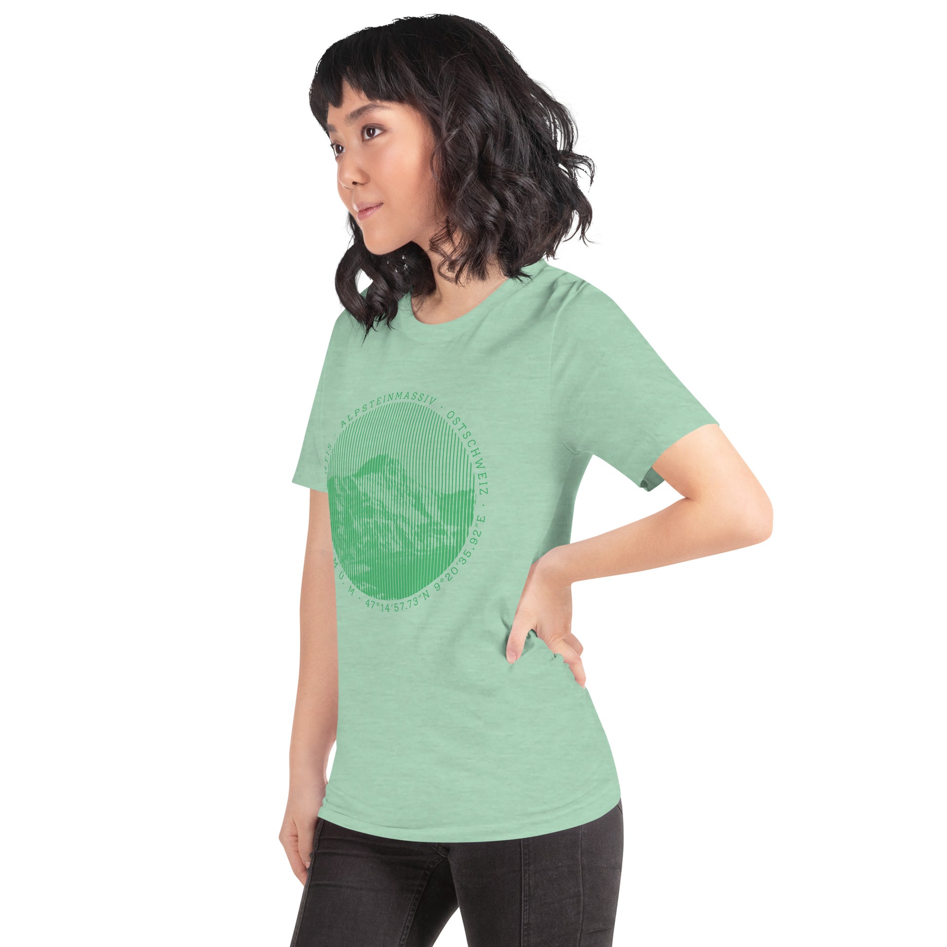 Diese Bergbegeisterte trägt ein mintgrün meliertes Damen T-Shirt von Vallada mit einem Aufdruck des Säntis-Gipfels. Dieses T-Shirt ist ein Statement für ihren Enthusiasmus für diesen Berg in den Appenzeller Alpen.