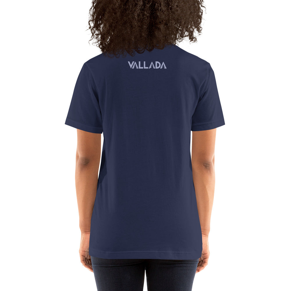 Diese Wanderfreundin trägt ein navyblaues Damen T-Shirt aus der Säntis-Collection von Vallada. Sie steht mit dem Rücken zur Kamera, so dass wir das Vallada-Logo sehen.