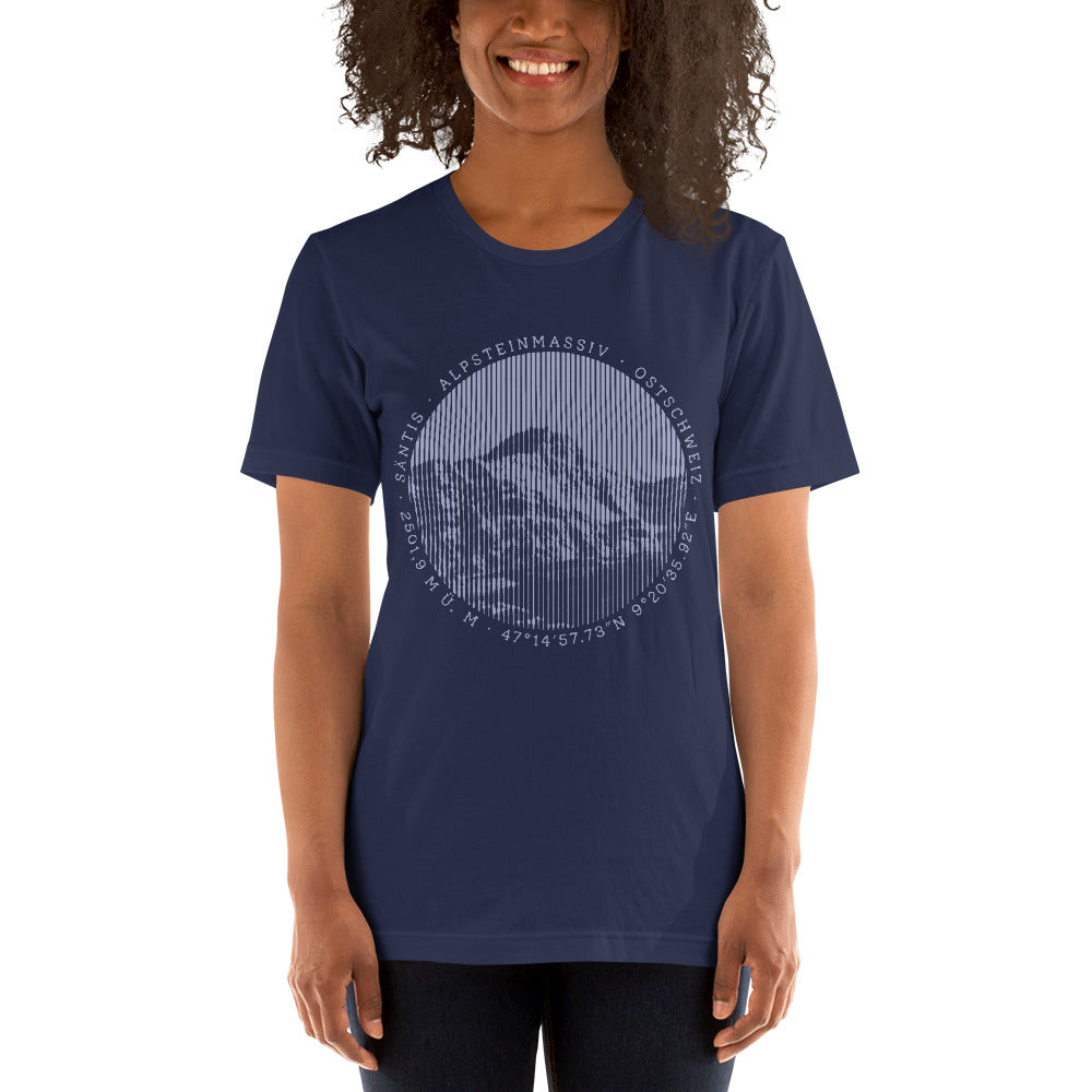 Diese Naturfreundin trägt ein navyblaues Damen T-Shirt von Vallada mit einem Aufdruck des Säntis-Gipfels. Dieses T-Shirt ist ein Ausdruck ihres Enthusiasmus für die Region des Alpsteins.
