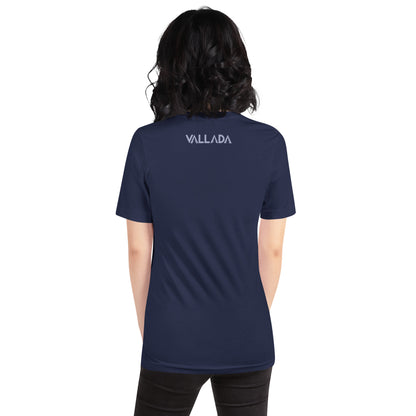 Diese Wanderfreundin trägt ein navyblaues Damen T-Shirt aus der Säntis-Collection von Vallada. Sie steht mit dem Rücken zur Kamera, so dass wir das Vallada-Logo sehen.