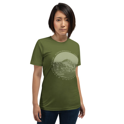 Diese Bergfreundin trägt ein olivgrünes Damen T-Shirt von Vallada mit einem Aufdruck des Säntis-Gipfels. Damit drückt sie ihre Liebe zu den Alpen und dem Alpstein-Gebirge im Besonderen aus.